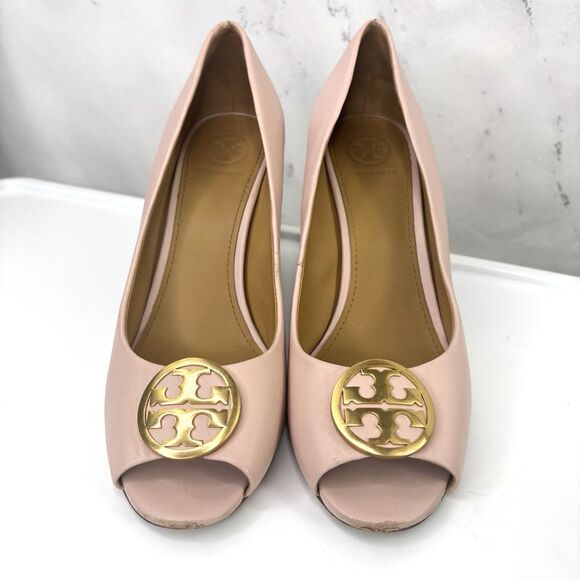 Tory Burch Wedge Heel Shoes 8.5 Benton Pink Leather Gold Medal Logo Peep Toe - Picture 1 of 16